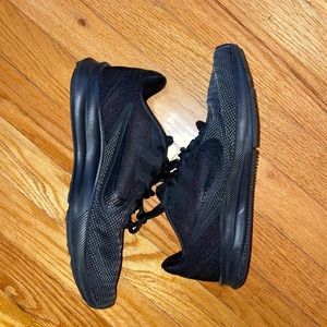Women’s Black Nike Sneakers (8)